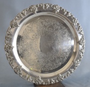 Dos bandejas circulares de metal. Diámetro: 39, 5 cm. 214 -215