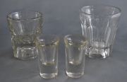 Cuatros vasos diferentes de vidrio grueso.
