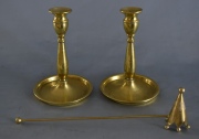 Par de candeleros y despabilador, bronce dorado. 3 Piezas -148 y 313
