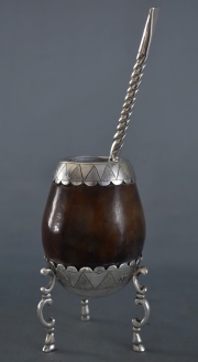 Mate de calabaza con montura de plata con bombilla. Alto: 13 cm. 41