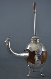 Mate de calabaza con montura y tapa de plata con bombilla de metal. Alto mate: 13, 5 cm. 38