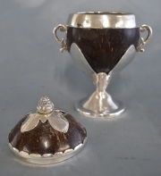 Copa de cocobolo con montura de plata . Base circular. Alto: 18,5 cm. 32