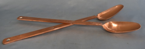 Dos cucharones de cobre. Largo: 48 y 50, 5 cm. -7