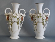 Par de vasos de porcelana isabelina. Uno con cachadura y fisuras. Alto: 43 cm. 199