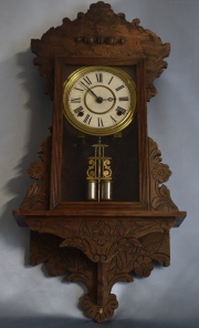 Reloj de pared norteamericano, caja de madera. Con péndulo y llave. Alto: 69 cm. -10
