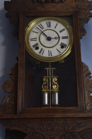 Reloj de pared norteamericano, caja de madera. Con péndulo y llave. Alto: 69 cm. -10