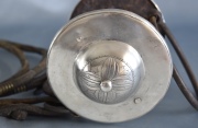 Freno de copas de plata y hierro con riendas de cuero con pasadores cilíndricos.