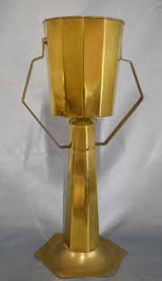 Enfriador de botella de pie de bronce dorado. Abolladuras. Alto: 81 cm. -96