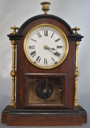 Reloj de mesa norteamericano Seth Thomas, con péndulo y llave. Alto: 45cm.. -181