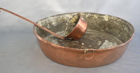 Gran paila y cucharón de cobre. Paila de 48 cm. de diámetro. Deterioros. 2 Piezas -07