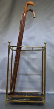 Bastonero de bronce, con dos bastones de madera tallada.-95-
