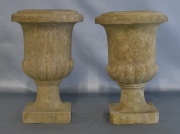 Dos pequeños cachet pots de mármol. Alto: 35 y 35,5 cm.