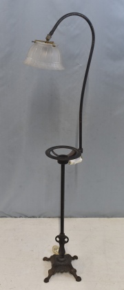 LAMPARA DE PIE DE HIERRO, con tulipa de vidrio. Soporte central para apoyo; faltante. Alto: 133 cm.