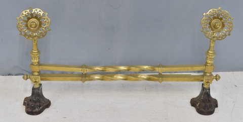 Baranda de chimenea de bronce dorado. Alto: 48 cm. Frente: 82 cm. -174