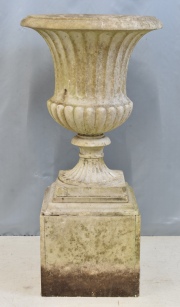 Gran cachet pot de mármol con pedestal. Deterioros. Alto total: 111 cm.