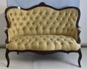 Sofá estilo colonial, tapizado beige. Desperfectos.