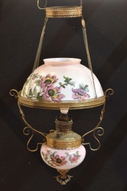 Lámpara Quinqué de opalina con rajadura y bronce dorado.