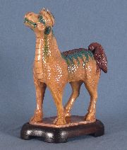 Animal mitológico, de cerámica esmaltada, base de madera c/etiqueta
