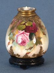 Vaso Royal Worcester, con decoraciòn de rosas, con base -50-