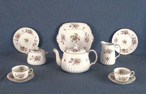 Pz. té porcelana Minton con flores Marlow 11 tazas té c/12 pl., 11 platos masas, 2 masiteros, lechera,azucarera, tetera