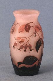 Arsall, Vaso  de vidrio rosa con flores. Averías -109-