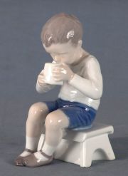 Niño con jarro porcelana dinamarquesa B&G