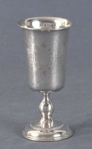 Copa plata polaca, lisa con ornato cincelado. Alto: 11, 2 cm.