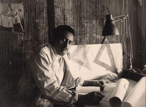 Makarius, fotografia, artista en su estudio.
