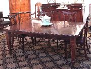 Mesa y 6 sillas inglesas de caoba, c/ 2 tablas, desperfectos