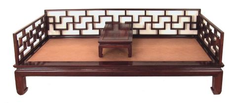 Cama con asiento de fibra vegetales trenzadas, con mesa , China , mediados S. XIX