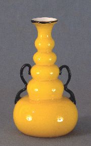 Vaso amarillo con asas negras