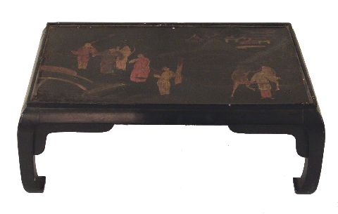 Mesa baja oriental, laque negro, decoración paisaje con personajes, con vitrea