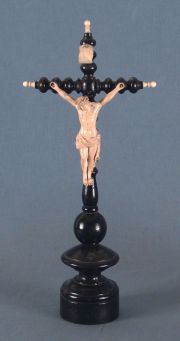 Cristo, talla marfil, cruz madera