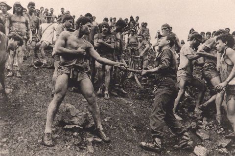 SEBASTIOA SALGADO, Serra Pelada, Minero y policia durante manifestacion, 1984