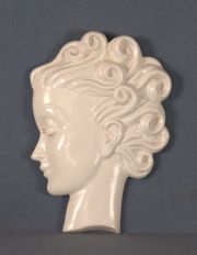 Cabeza femenina de perfil, cerámica  blanca
