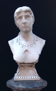Cabeza femenina, escultura mármol, con pedestal en tres partes