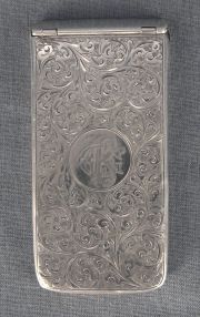 Tarjetera de plata con decoración geométrica