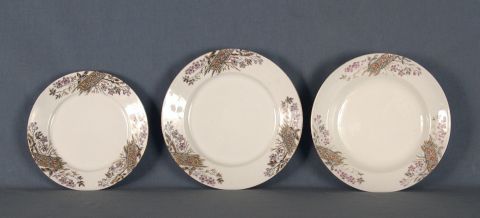 Juego de porcelana Española (circa 1890) Comp. por: 29 platos playos (10 casc.), 8 de sopa, 8 rabaneras (3 restau