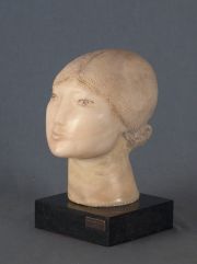 Mariano Pages, Cabeza femenina, mármol, 23 cm.