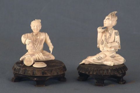 Figuras masculinas sentados de marfil, (uno c/avs y otro cabeza suelta y faltantes)
