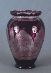 Vaso de cristal, doble tono violeta y traslúcido.