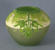 Galle, Vaso de vidrio artstico con decoracin de flores en tono verdoso. Firmado Galle.