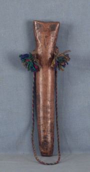 Pifilca Mapuche, flauta ritual, madera clara con cordel de colores