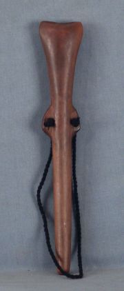 Pifilca Mapuche, flauta ritual, madera clara con cordel negro