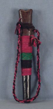 Pifilca Mapuche, flauta ritual, madera oscura con lana de color