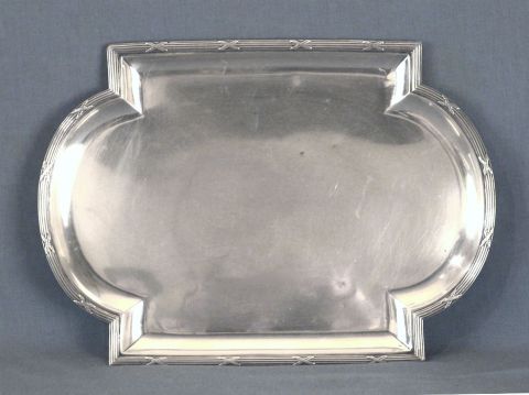 Bandeja rectangular ovalada con bordes rectos con balletas, plata francesa.