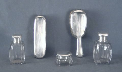 Juego de toilette, cristal  de Baccarat - Platero Tetard Frers. 5 Piezas: dos frascos grandes, uno chico y dos cepillos