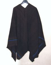 Poncho negro con listas azules