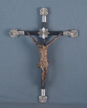 Cristo, de madera estucada y tallada. Cruz cilndrica.