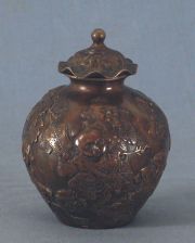Vaso ovoide, decoracin con personajes y tapa de bronce ondeado